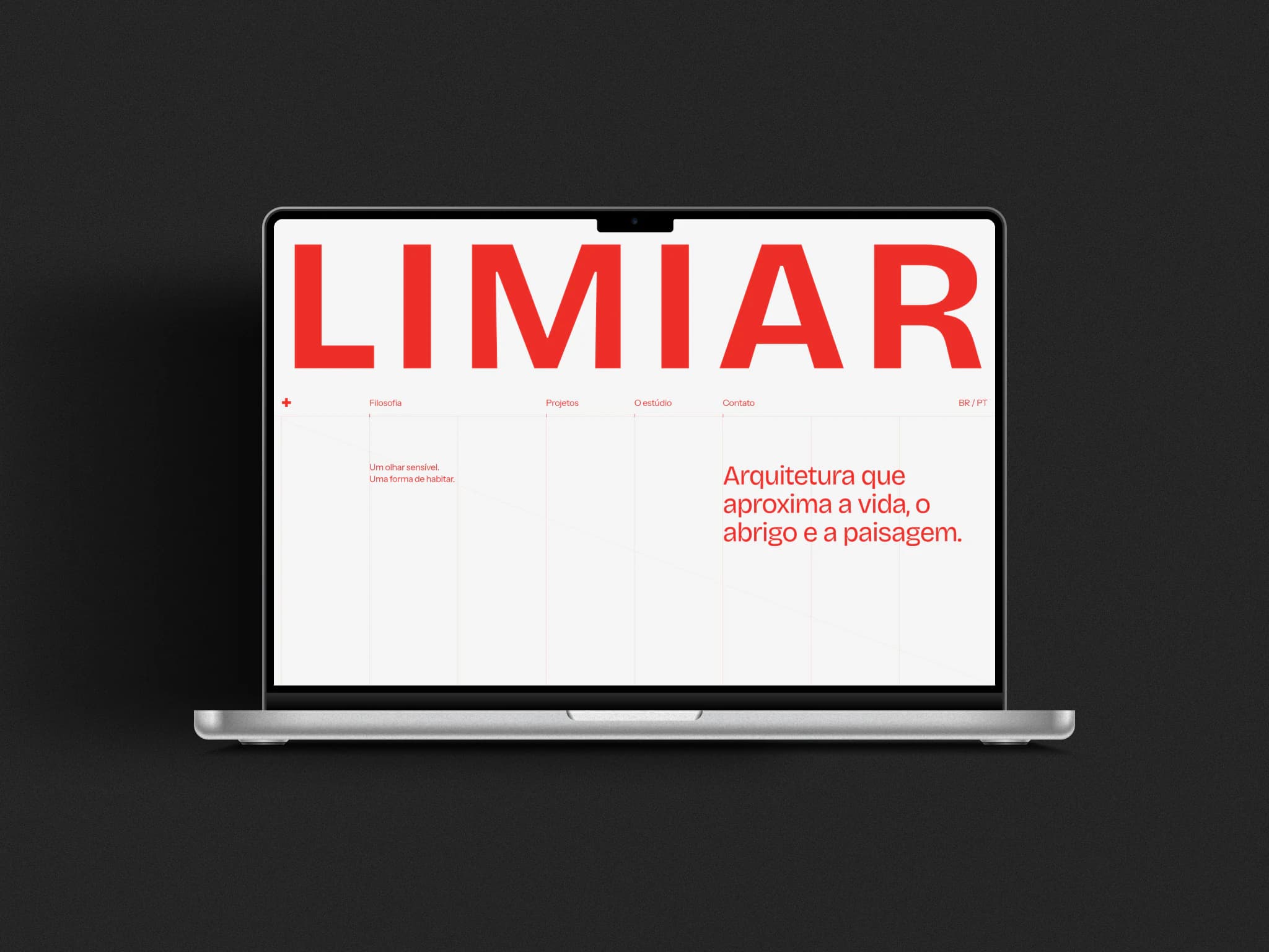 Site do Limiar em um notebook, com a marca em vermelho sobre fundo claro.