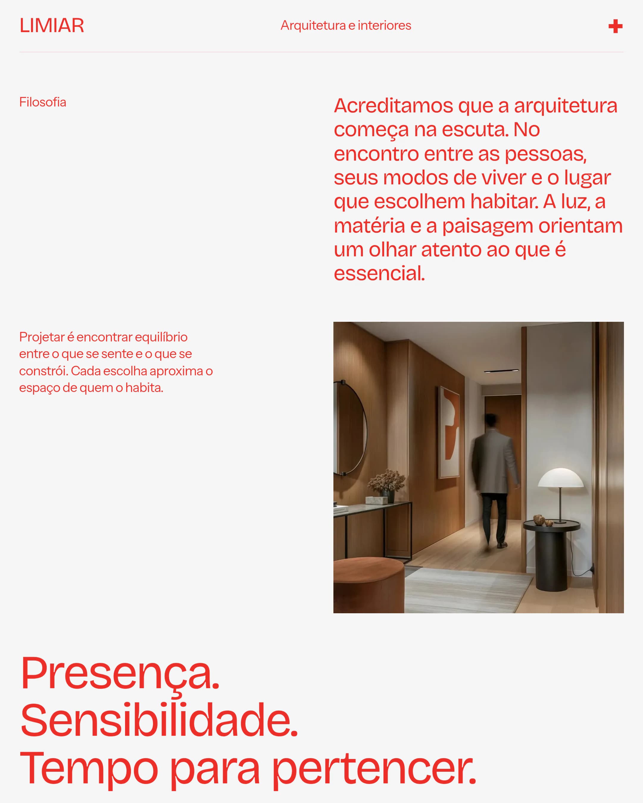 Filosofia do Limiar acompanhada de uma fotografia de um interior com madeira e luz suave.